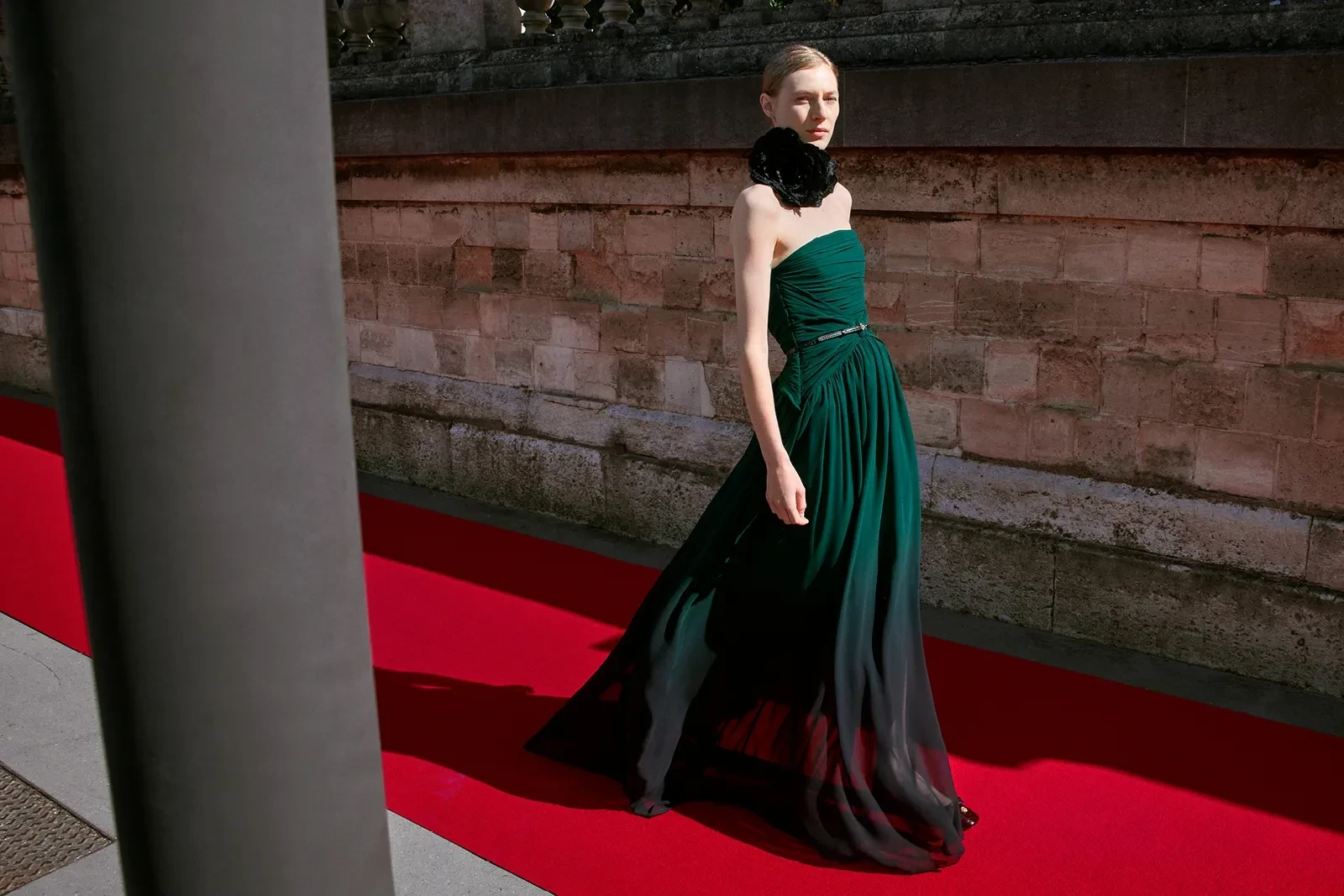2024-eliesaab-guest-designer-pr-campaign-landscape-image-3x2-srgb-72ppi-04.webp