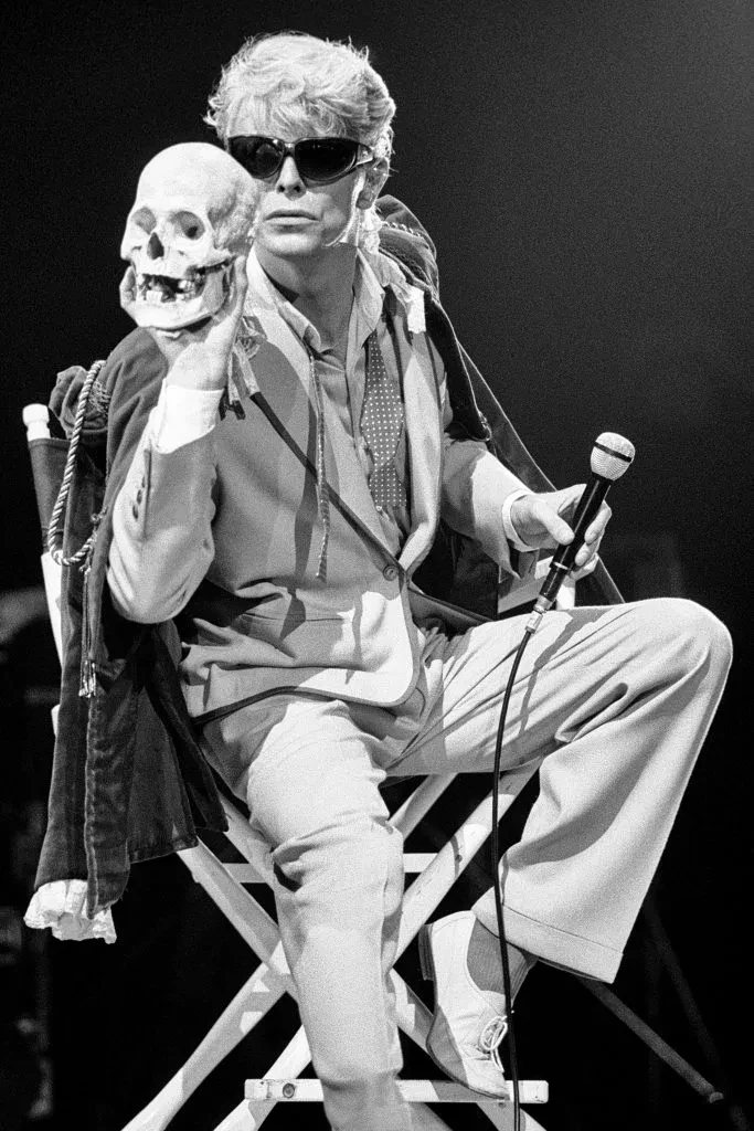 david-bowie-onstage-83-oregan-683x1024.webp