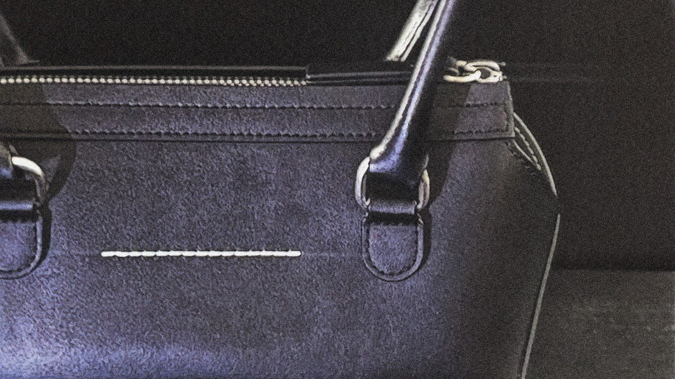 h-mm6-maison-margiela-epanasxediazei-thn-klasikh-tsanta-bowling-me-to-neo-bauletto1.jpg