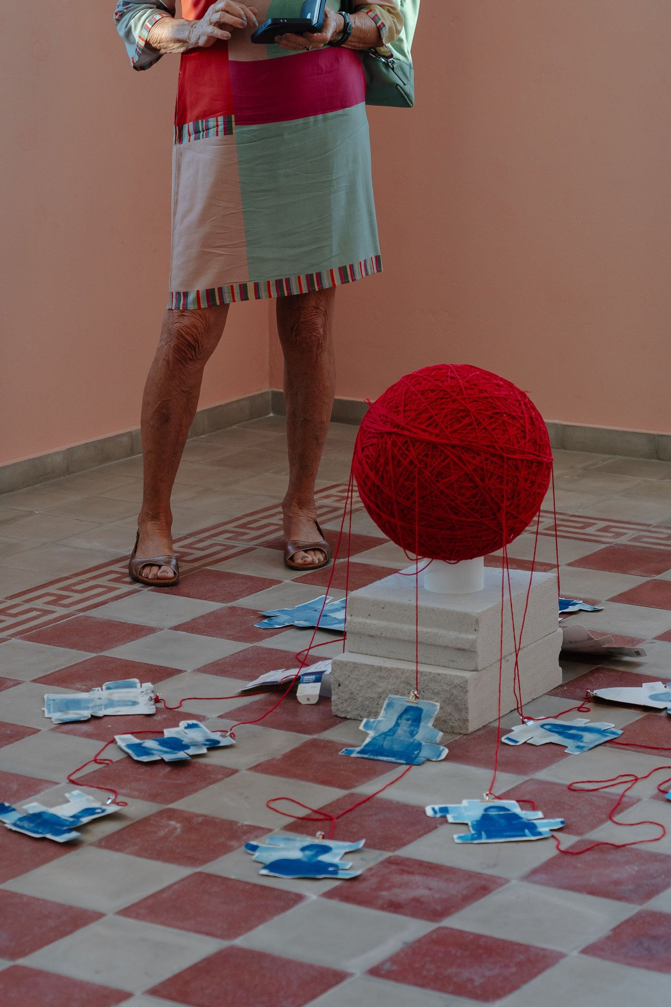 mprosta-apo-ergo-tes-raffaela-levis-courtesy-apeiranthitis-photography.jpg