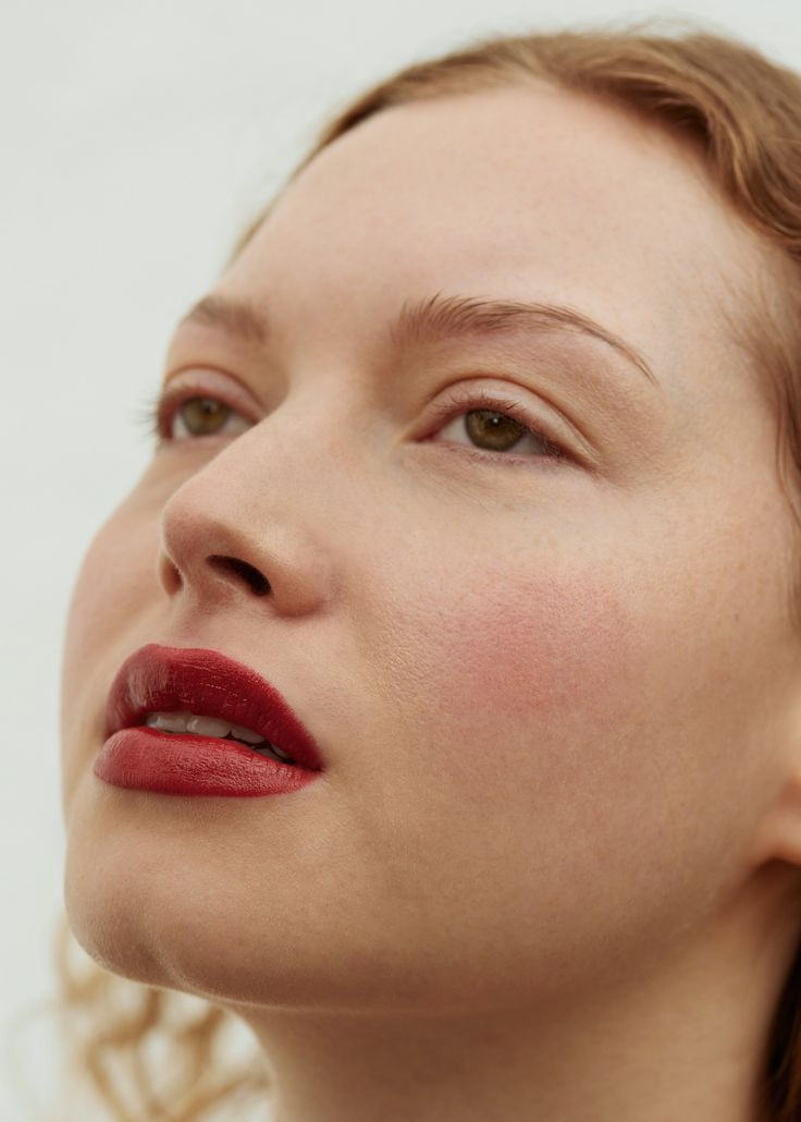 minimal-beauty-portrait-with-soft-blush-natural-skin-and-bold-red-lips-clean-makeup-look-dewy-skin-texture-modern-editorial-beauty-photography-inspo.jpg