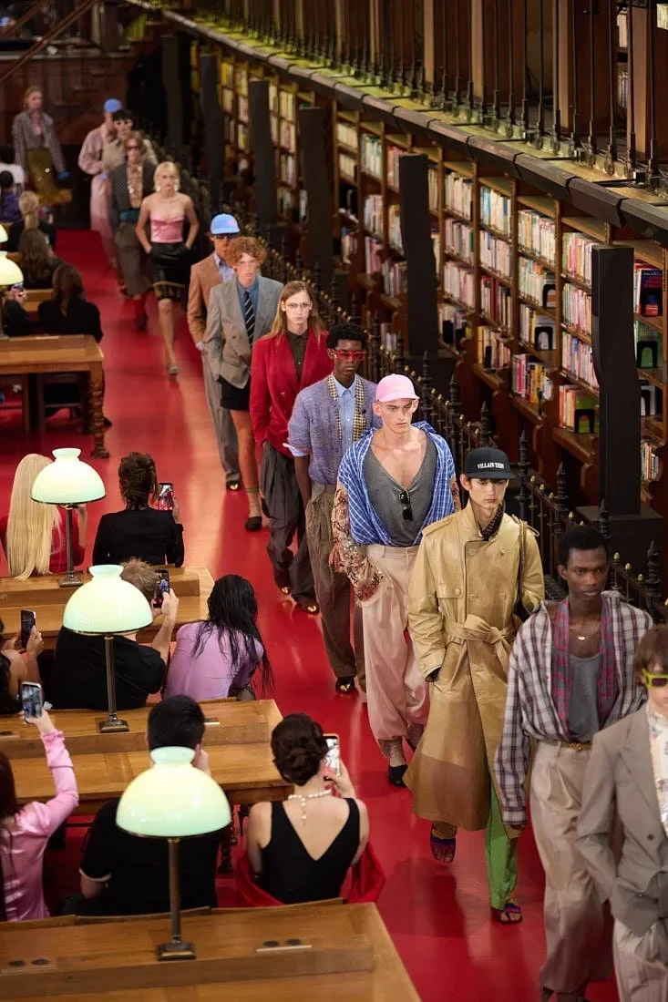 valentino-antibiblioteca-by-alessandro-michele-ss27-show-paris-fashion-week-le-mile-magazine-2.webp