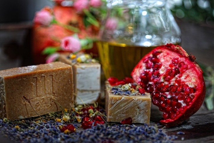 pomegranate-soap-red-clay-soap-111elies-porcelain.jpg