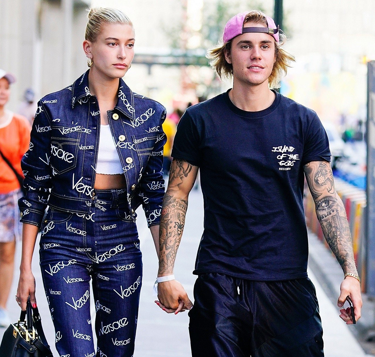 hailey-baldwin-justin-bieber-r40cH.jpg