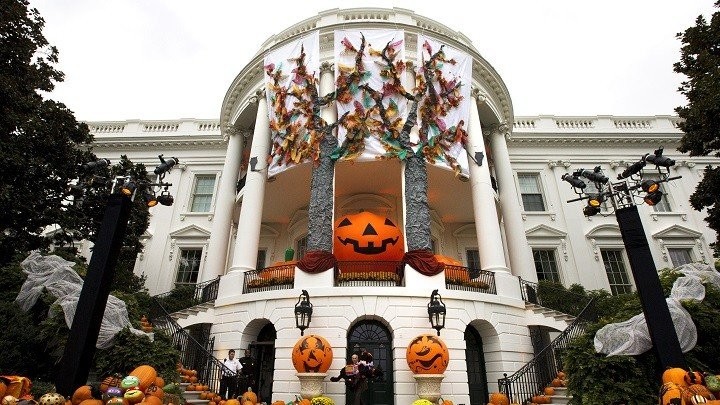 1d274907120241-tdy-141031-white-house-halloween-tease1704.jpg