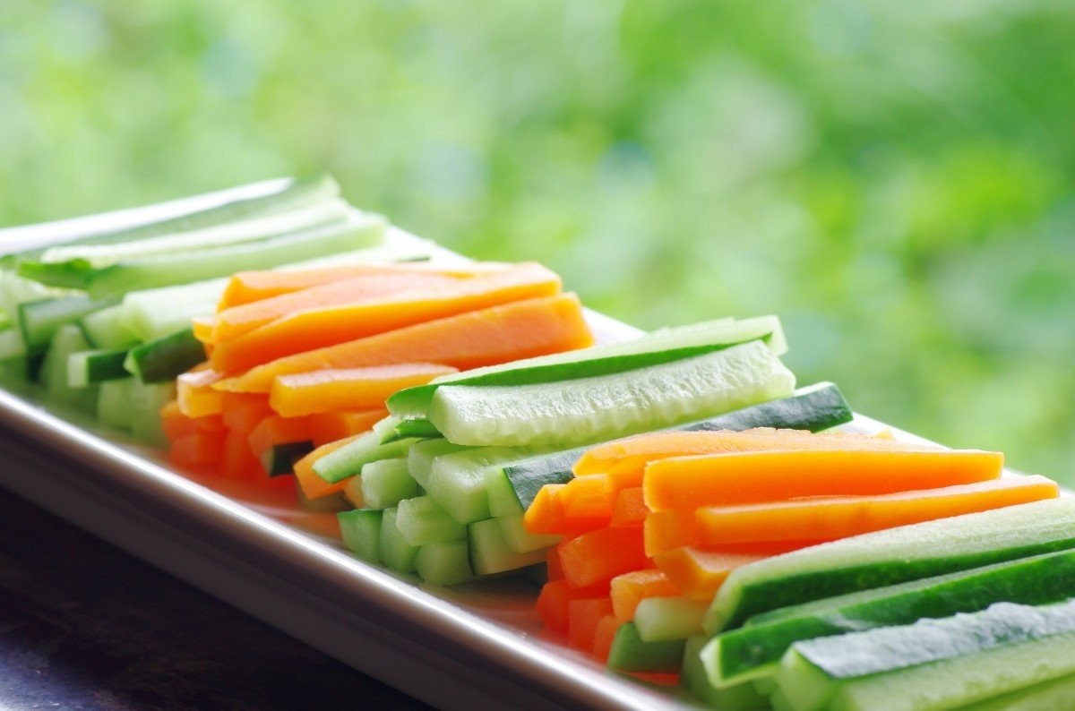 carrot-and-cucumber-sticks-143073202.jpg