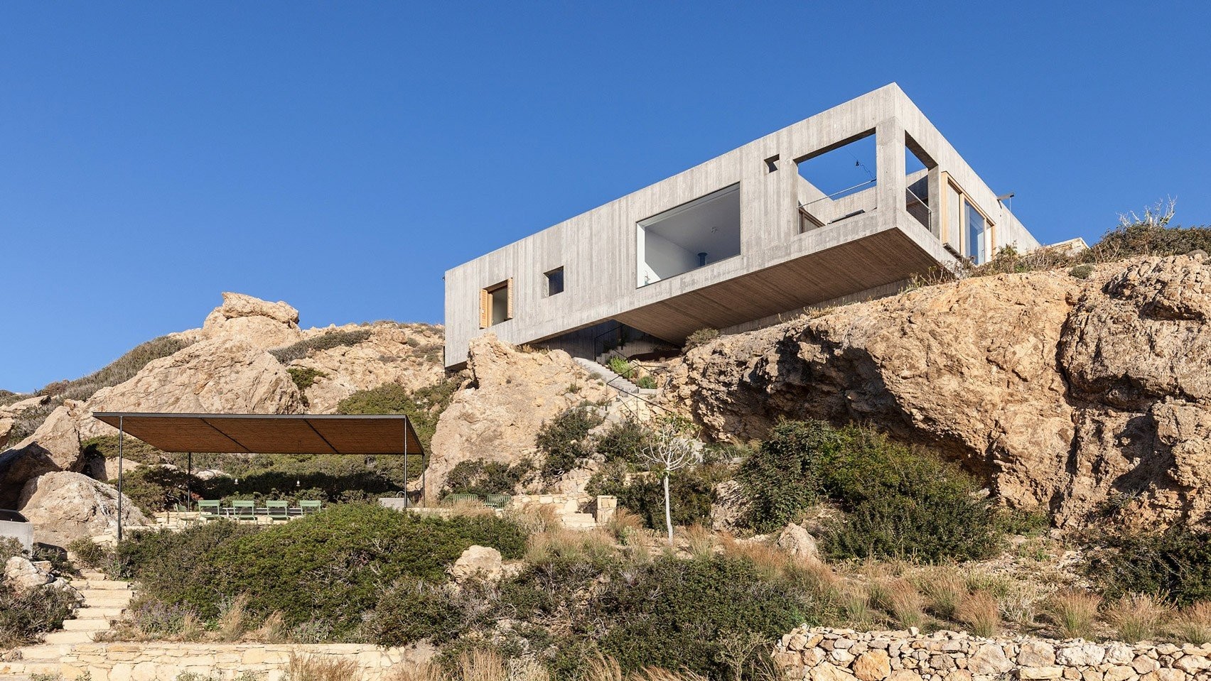 patio-house-ooak-architects-residential-architecture-house-greece-dezeen-2364-hero.jpg
