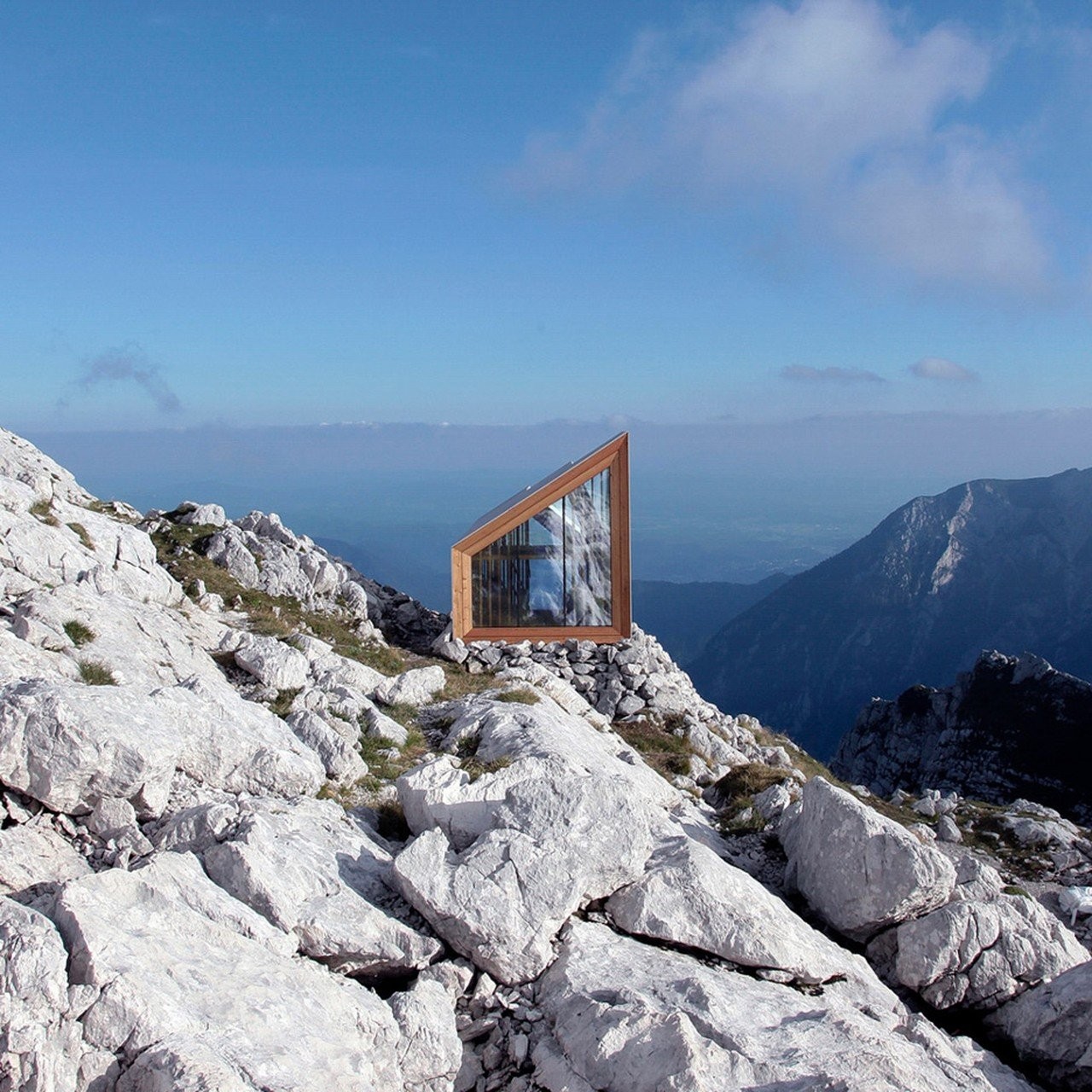 alpine-shelter-skuta-slobenia-apo-to-ofis.jpg