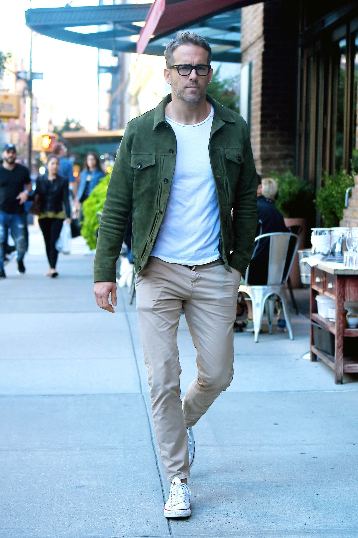 2-ryan-reynolds-chinos.jpg