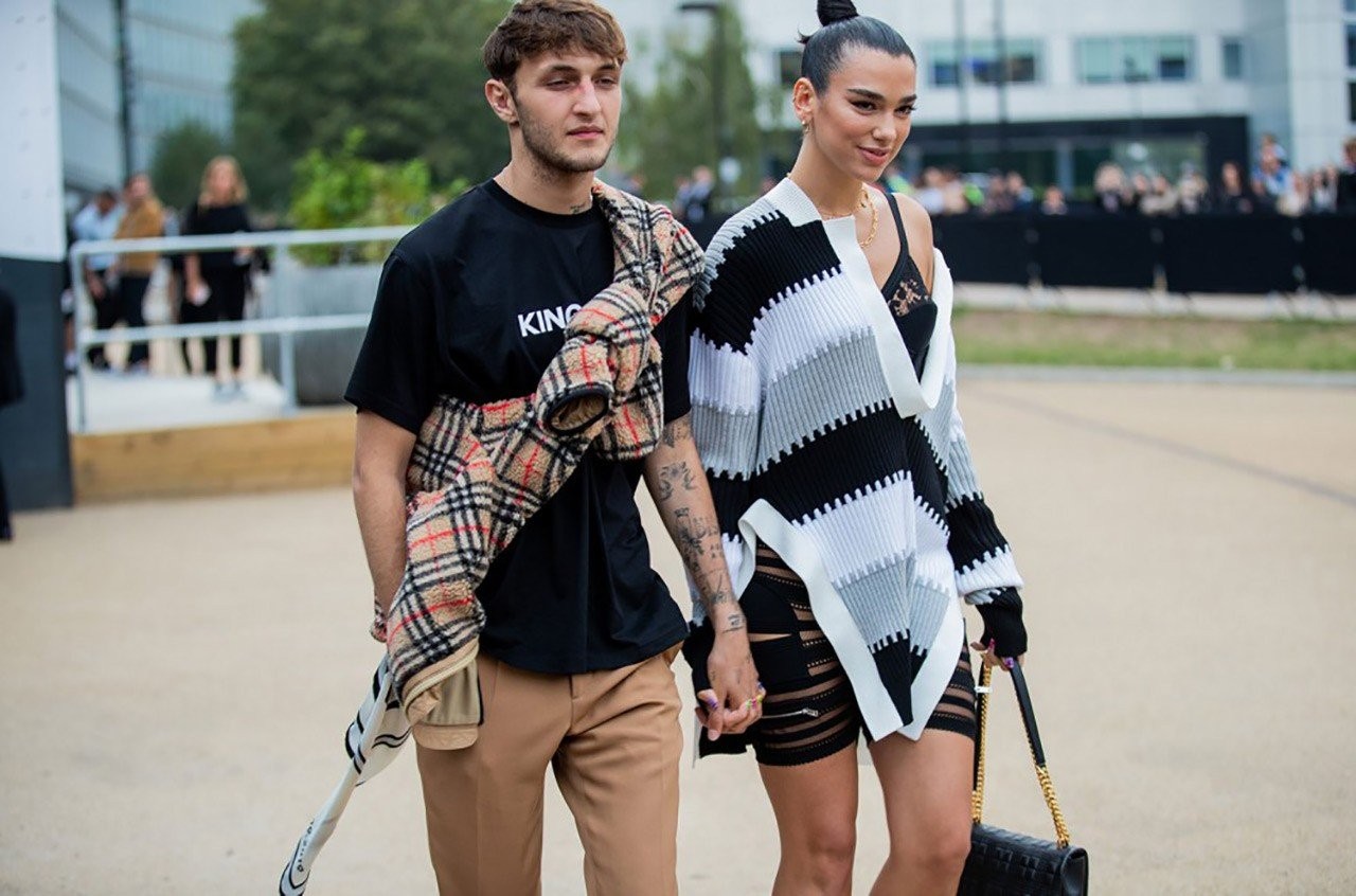 dua-lipa-anwar-hadid-at-burberry-fashion-show.jpg