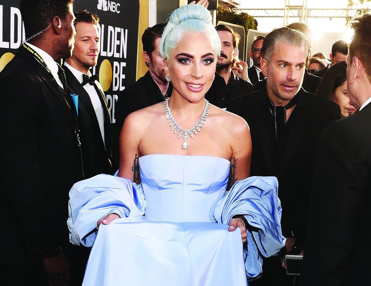 lady-gaga-blue-hair-golden-globes-2019.jpg