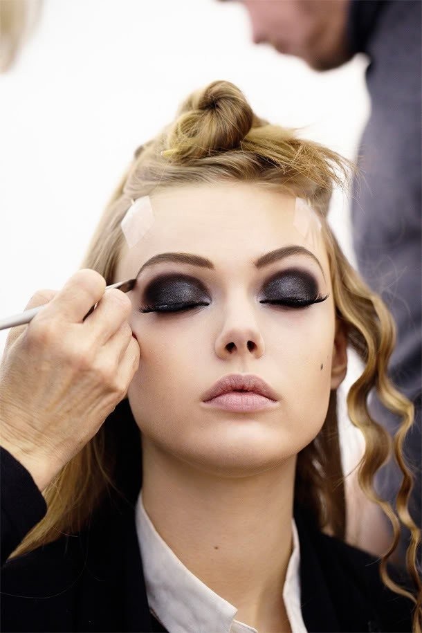backstage-blonde-eyebrows-eyeliner-favimcom-694828.jpg