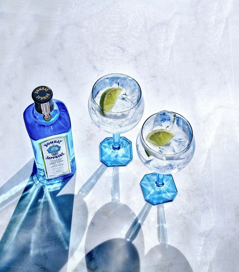 f20-bombay-assetbank-servekeyvisual-bombaygin-gintonic-editorial-ontrade-indoor-bottle-nopeople-bombayglass.jpg