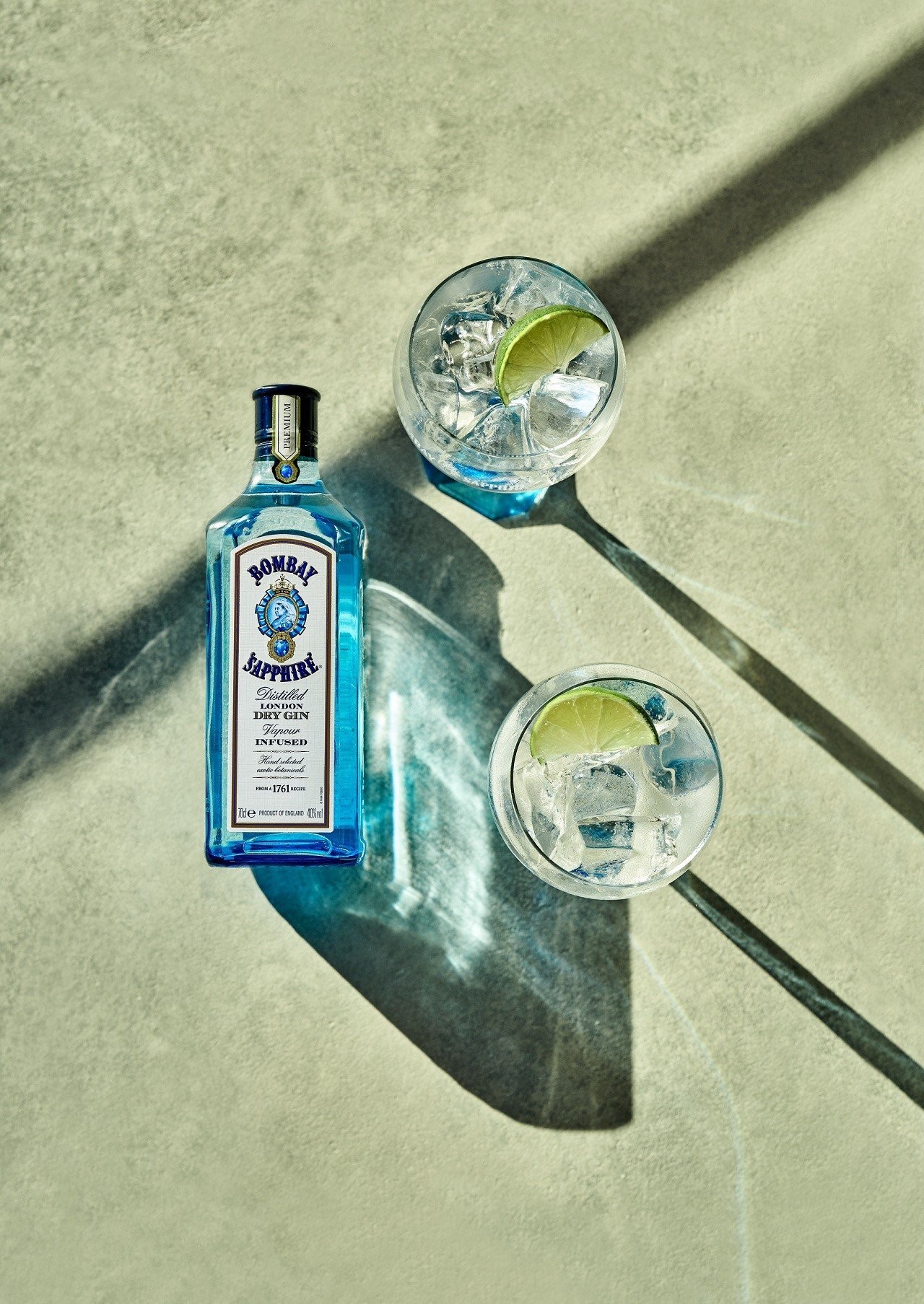 f20-bombay-assetbank-servekeyvisual-bombaygin-gintonic-flatlay-ontrade-indoor-bottle-nopeople-2serves.jpg