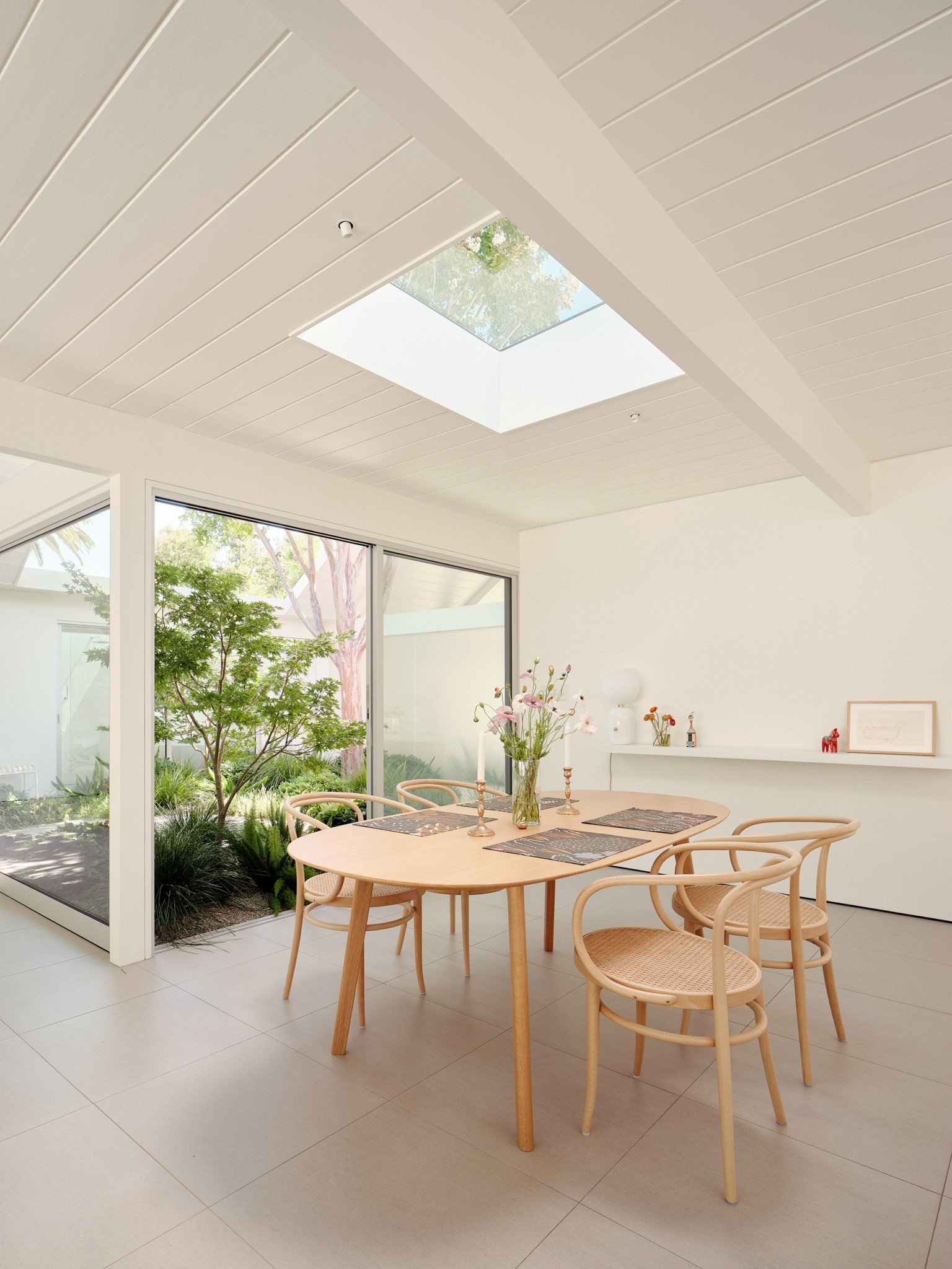 twin-gable-house-eichler-model-ryan-leidner-sunnyvale-california-dezeen-2364-col-12-SW2CO.jpg