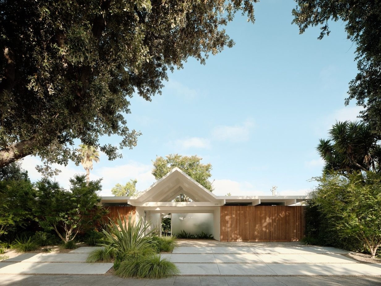 twin-gable-house-eichler-model-ryan-leidner-sunnyvale-california-dezeen-2364-col-3-1233x925-pNPv1.jpg