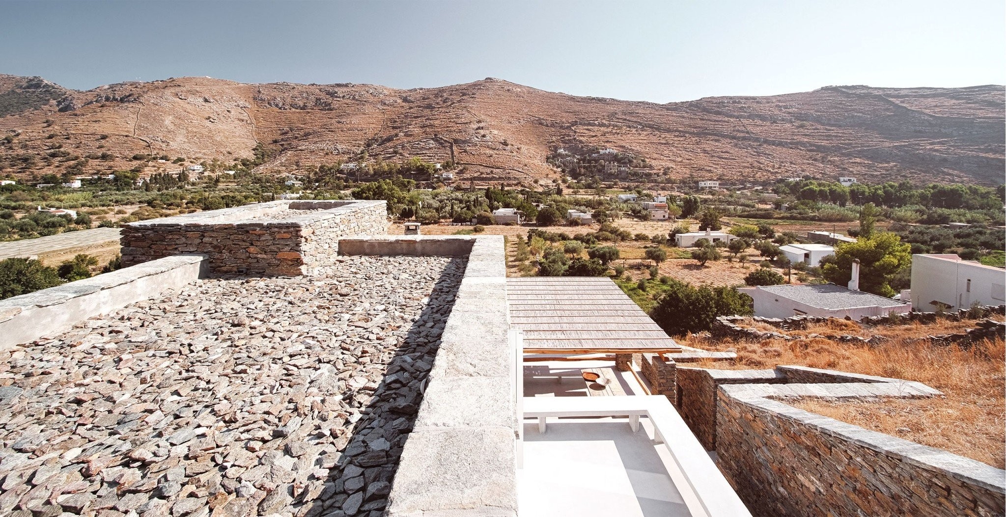 p3-rocksplit-house-in-kea-island-cyclades-greece-by-cometa-architects-yatzer-8tRFM.jpg