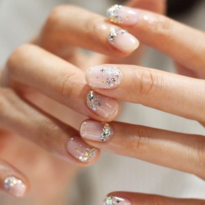 cdncliqueinccom-cache-posts-273122-glitter-nails-273122-1542715916951-image700x0c-f1b8b3eb52484ad2b7dba6bae35445e2.jpg