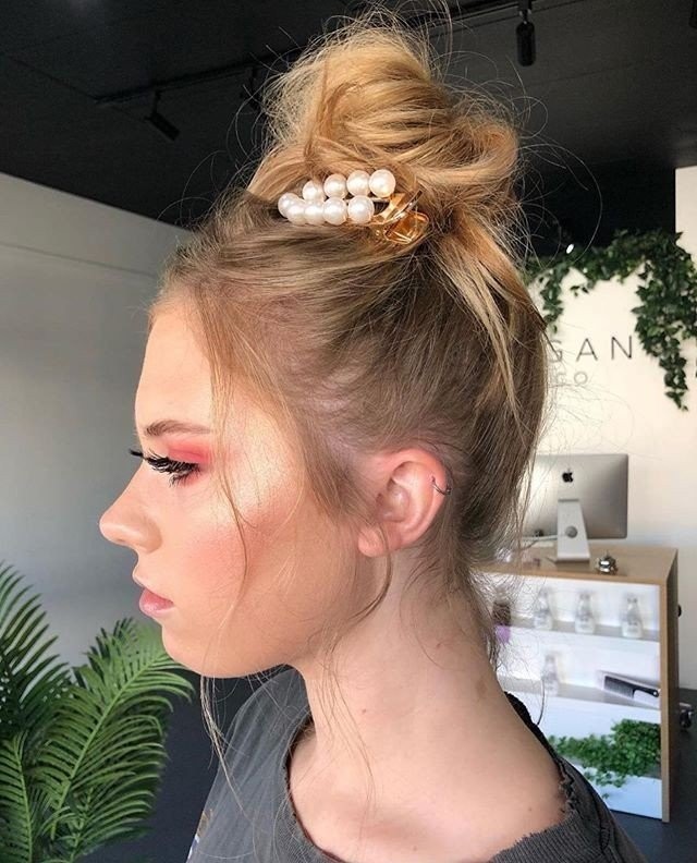 how-to-use-hair-clips-on-hair-bun.jpg