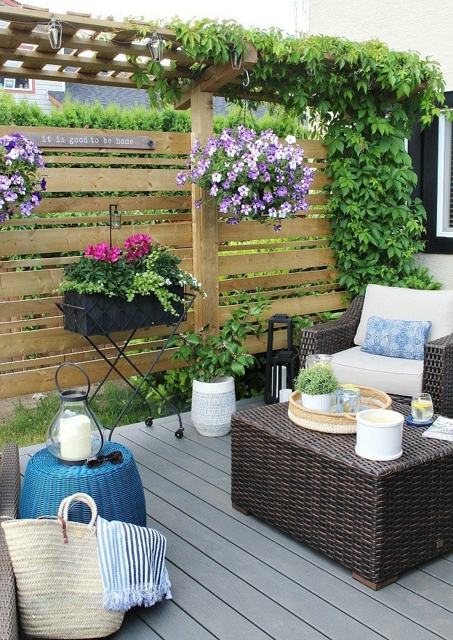 summer-patio-decorating-ideas-sitting-area-with-wooden-privacy-screen.jpg