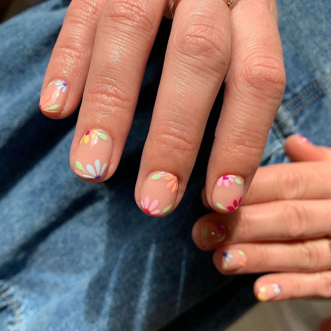 nails-flowers-nude.jpg