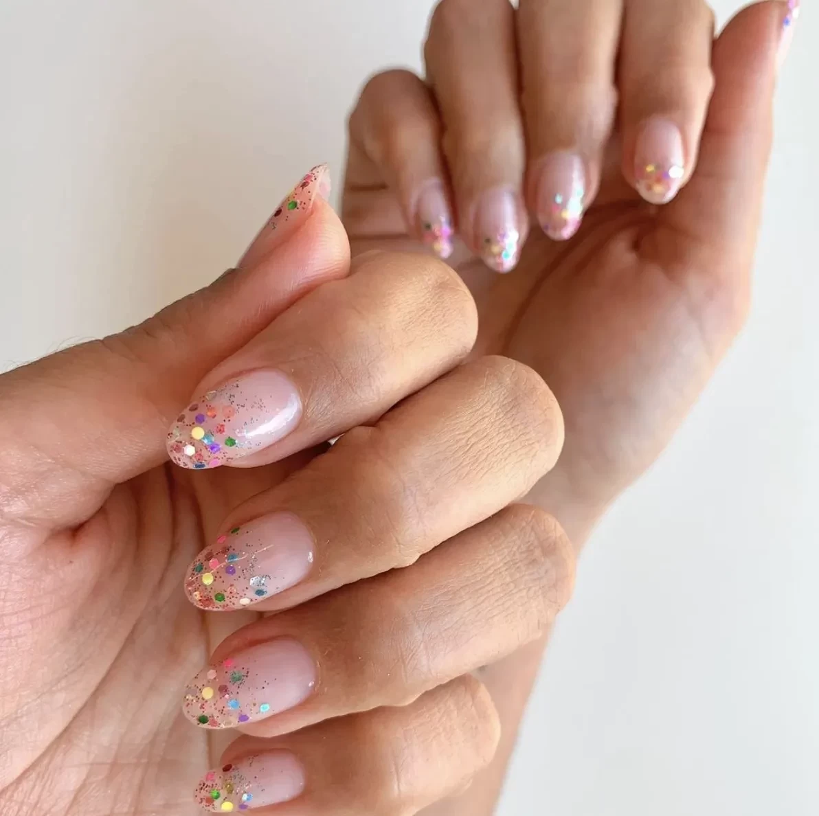 nails-nude-glitter.webp