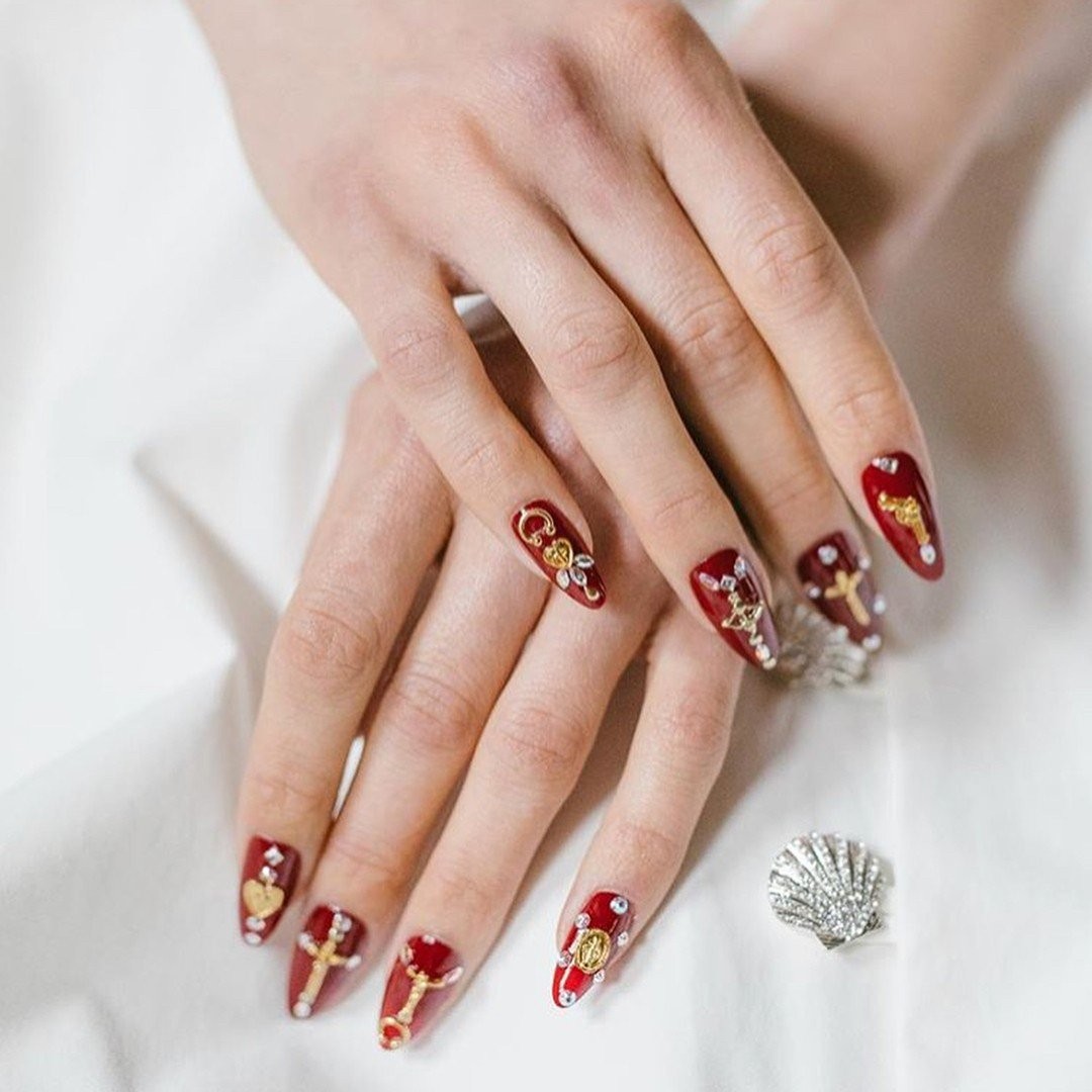 red-nails-74n5U.jpg