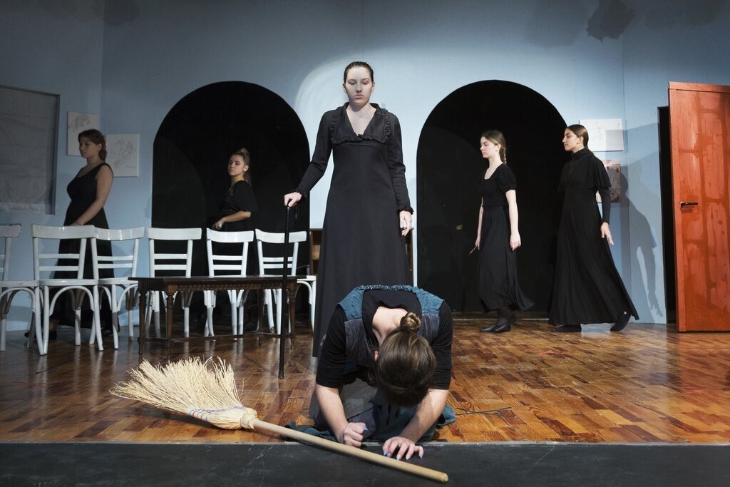 greek-theater-bernarda-alba-1.jpg