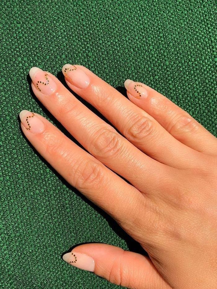 dots-nails-nude.jpg