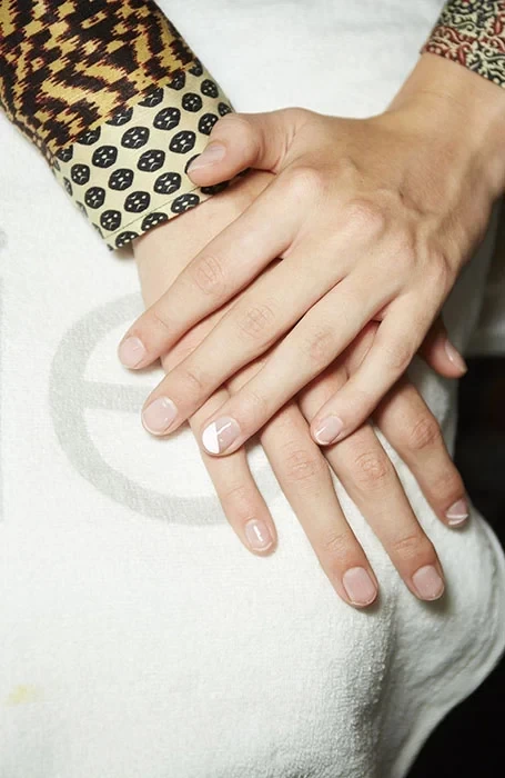 nude-minimal-nails4.webp