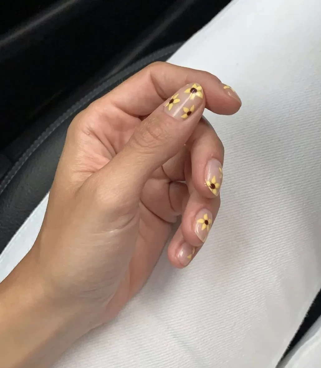 sunflowers-nails.webp