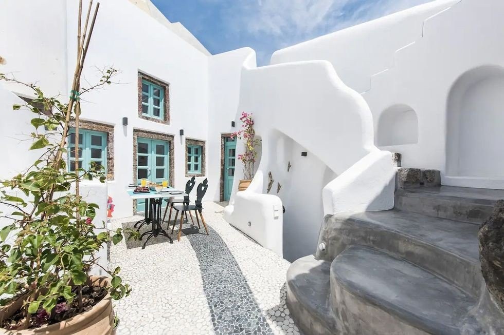 airbnb-cyclades-santorini-airbnbs-1-1653328140.jpg
