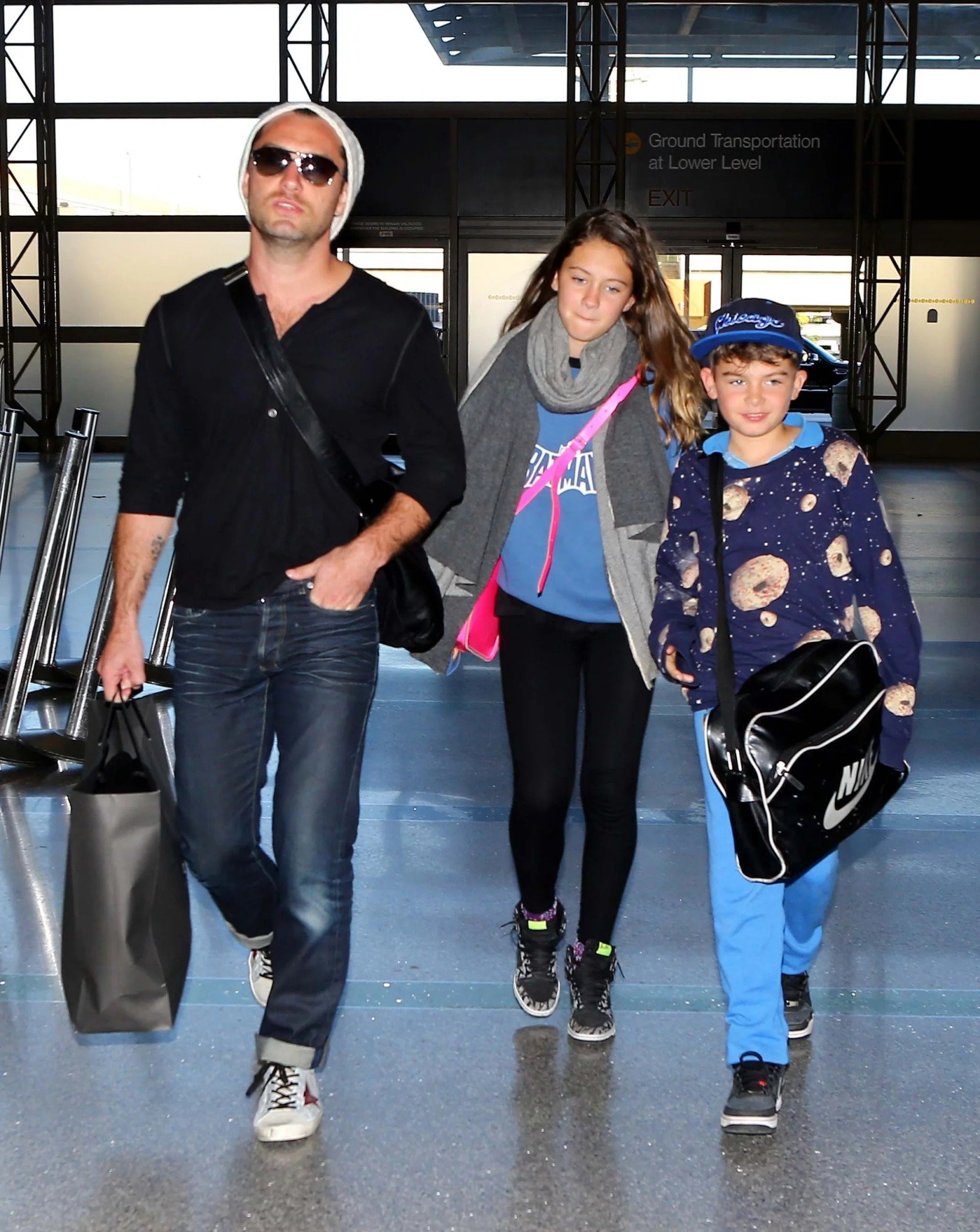 jude-law-took-his-children-trip-out-la.jpg