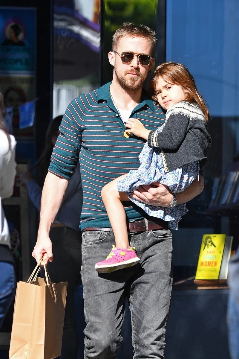 ryan-gosling-and-eva-mendes-kids-meet-esmeralda-and-amada-gosling41.jpg