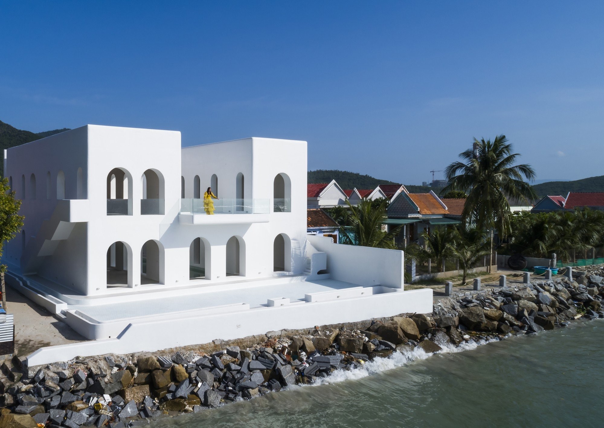 santo-by-the-sea-house-pham-huu-son-architects-7-X3ceT.jpg