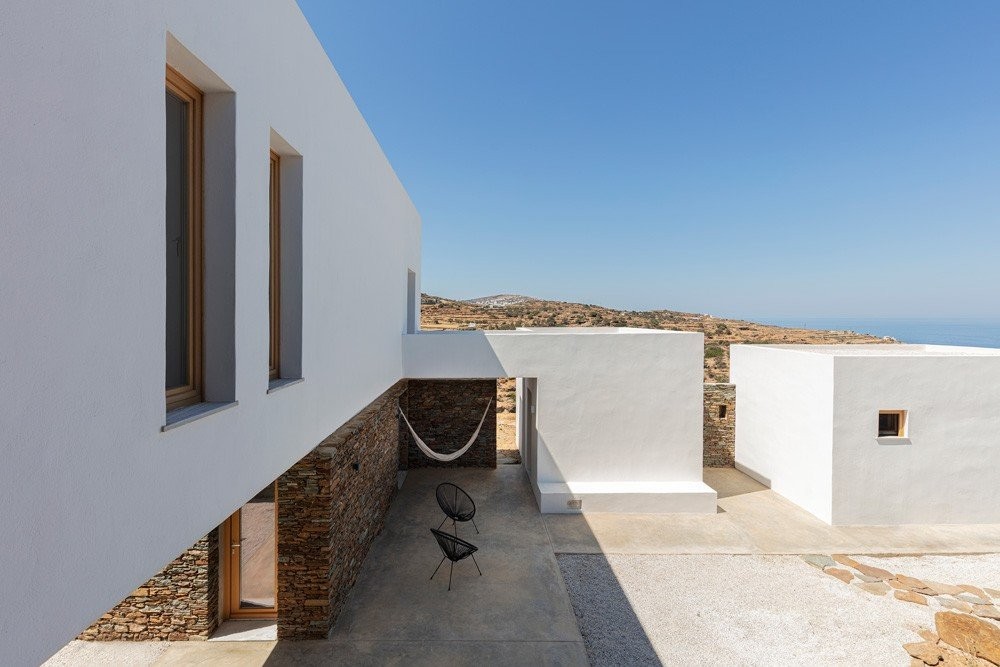 the-greek-foundation-house-a2architects-tq1tr.jpg