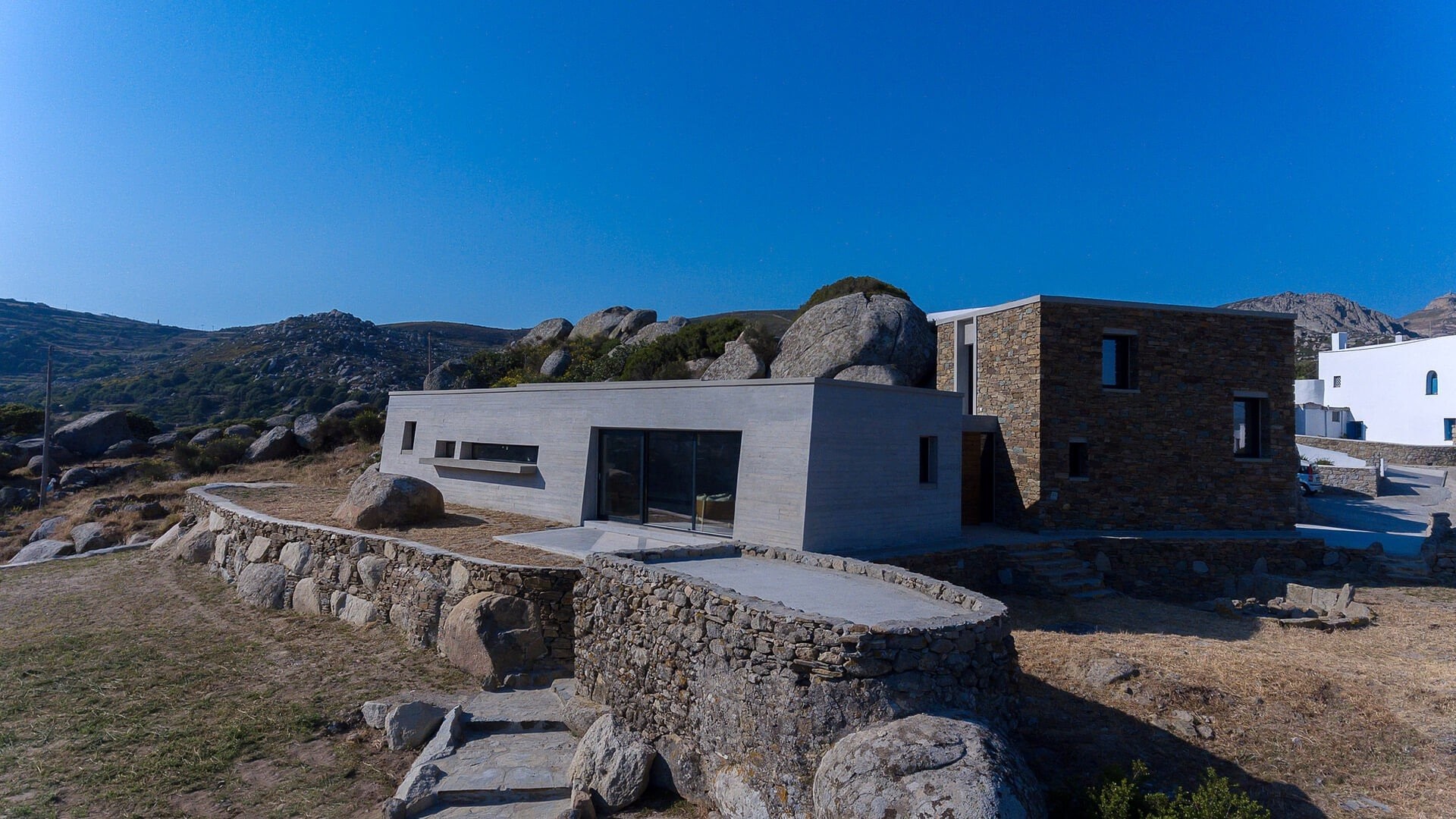 a-house-between-the-rocks-volax-tinos-41-aristides-dallas-architects-bHI6w.jpg