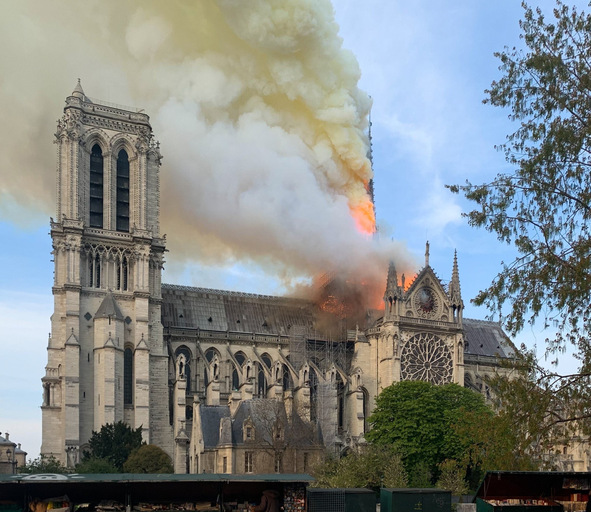 notredame20190415quaidemontebello-cropped.jpg