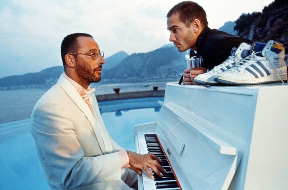 l-icone-du-film-la-grande-bleue-jean-reno-dans-le-role-d-enzo-est-assis-au-piano.jpg