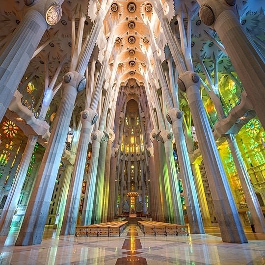 sagrada-familia-interior.jpg