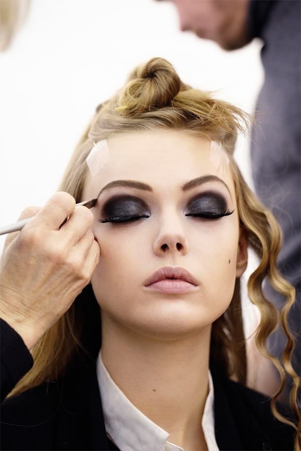 backstage-blonde-eyebrows-eyeliner-favimcom-694828.jpg