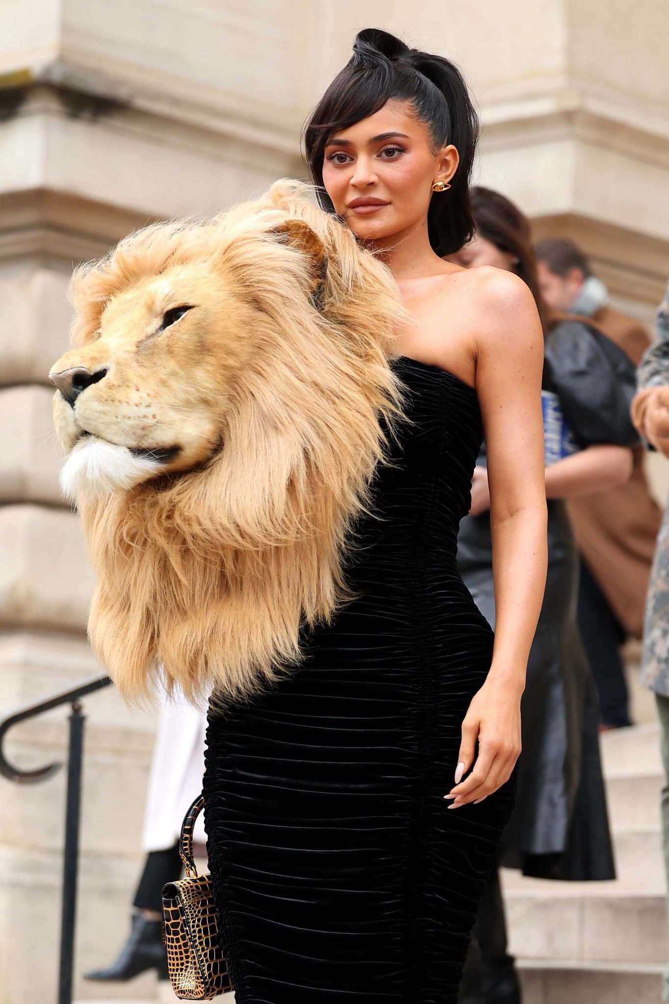 230123113112-01-kylie-jenner-schiaparelli-lion-headdress-restricted-1.jpg