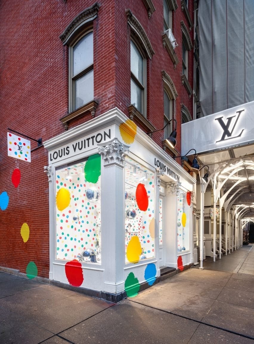 louis-vuitton-yayoi-kusama-collection-polkadots-retail-dezeen-2364-col-6-852x1153.jpg