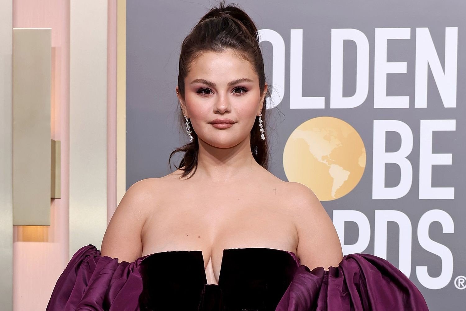 selena-gomez-2023-golden-globes-011023-tout-2dbe9245b1ca428699e5fb2418918dc3.jpg