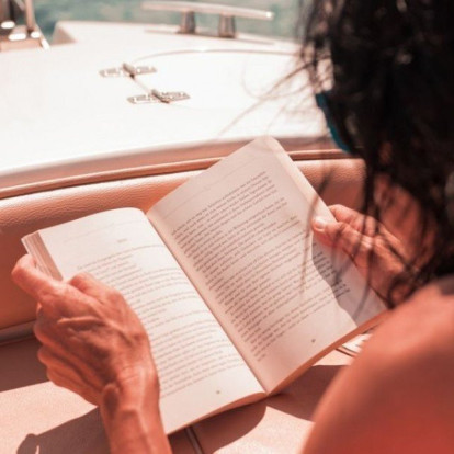 The Book Club: Οι editors του GLOW μοιράζονται δώδεκα νέα βιβλία για κάθε στιγμή του καλοκαιριού